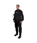 schwarze Trainingsweste mit Beisskissen an der Brust befestigt