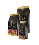 schwarze Futtersäcke in drei Größen mit goldenen Details, Rind-Stückchen und einer schwarz-weißen Katze, auf allen Packungen stehen die jeweiligen Produktinformationen