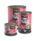 schwarze Futterdosen in drei Größen mit rosa Details, Futterinhalt und grauer Katze, auf den Futterdosen stehen die jeweiligen Produktinformationen
