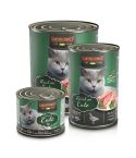 schwarze Futterdosen in drei Größen mit grünen Details, Futterinhalt und grauer Katze, auf den Futterdosen stehen die jeweiligen Produktinformationen