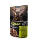 schwarzer Futterbeutel mit grünen Details und brauner Katze, auf der Verpackung stehen die Produktinformationen