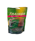 grün-gelbes Futtersackerl mit ovalem Sichtfenster unten und einem weißen Hund, der im Sprung ein Frisbee fängt, auf der Verpackung stehen die Produktinformationen