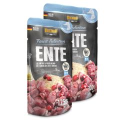 schwarze Futterbeutel in zwei Größen mit hellblauen Details und Fotos vom Futterinhalt, auf der Verpackung stehen die jeweiligen Produktinformationen