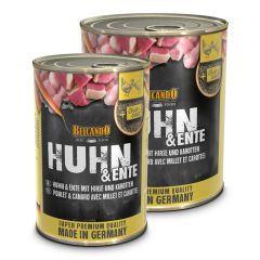 schwarze Dosen in zwei Größen mit gelben Details und Fotos vom Futterinhalt, auf der Verpackung stehen die jeweiligen Produktinformationen