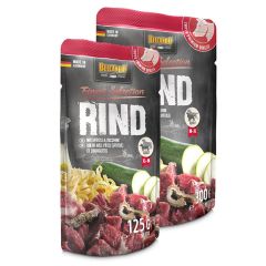 schwarze Futterpouches in zwei Größen mit roten Details und Fotos vom Futterinhalt, auf der Verpackung stehen die jeweiligen Produktinformationen