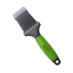 graue Bürste mit grünem Griff, die Bürste hat am Ende ein Loch zum Aufhängen