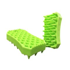 zwei hellgrüne Silikonbürsten, die stehende Bürste sieht man von unten mit großen Borsten, die liegende Bürste sieht man von oben mit kleinen Borsten