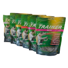 sechs grün-gelbe Futtersackerl mit ovalem Sichtfenster unten und einem weißen Hund, der im Sprung ein Frisbee fängt, auf der Verpackung stehen die jeweiligen Produktinformationen